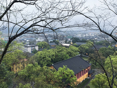 在春季绿色城市花园和吉林市的风景之上图片