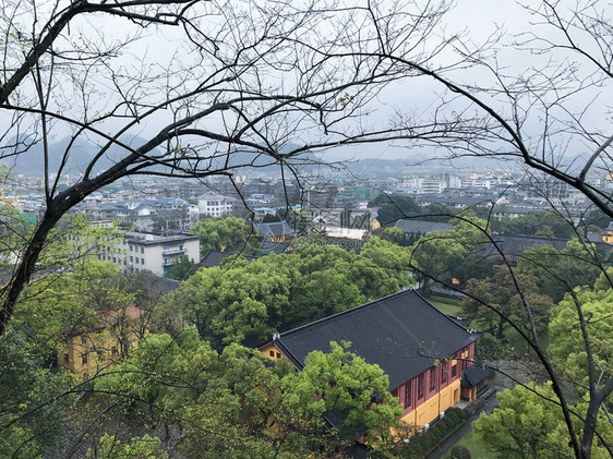 在春季绿色城市花园和吉林市的风景之上图片