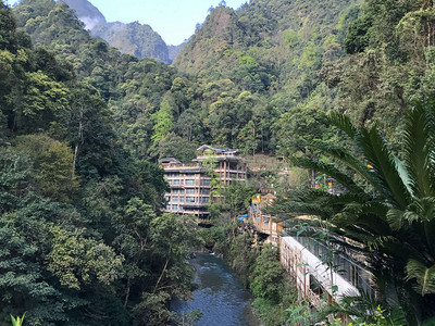 游象山区江底村附近龙胜温泉森林公园春暖花开的河景和青山房屋图片