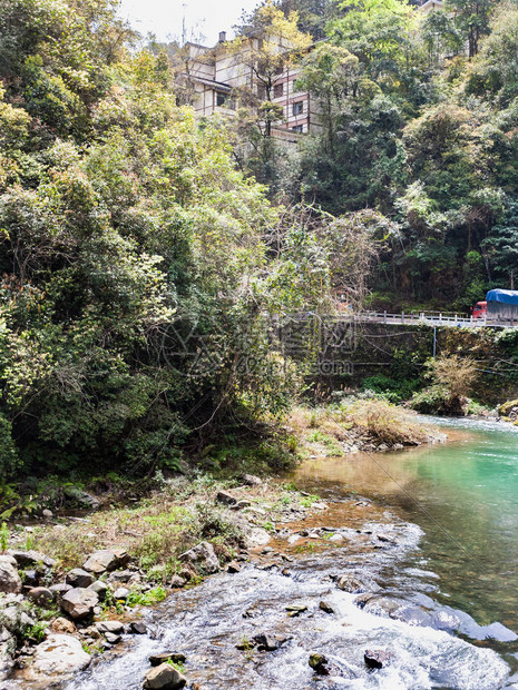 游象山区龙胜温泉森林公园区江地村春季小溪图片