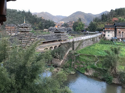 春晚在三江东自治县成阳村河对面风雨大桥的景象图片