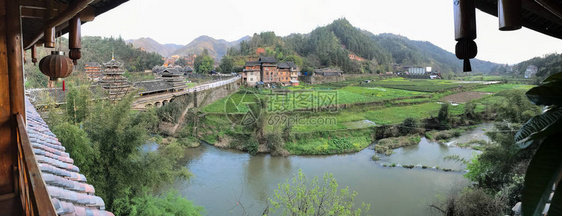 游历三江侗族自治县城阳村春季风雨桥及河边花园全景图片