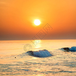 日落或日出在海面上与大太阳相照在美丽的图片
