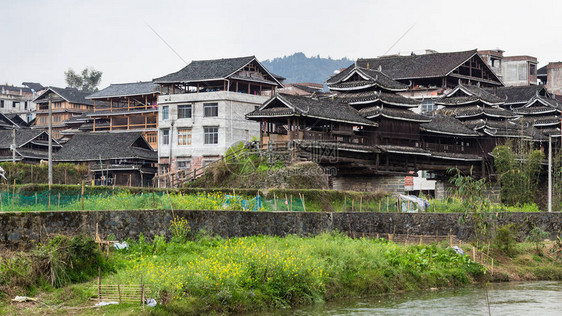 春游三江侗族自治县城阳村河岸乡间民居图片