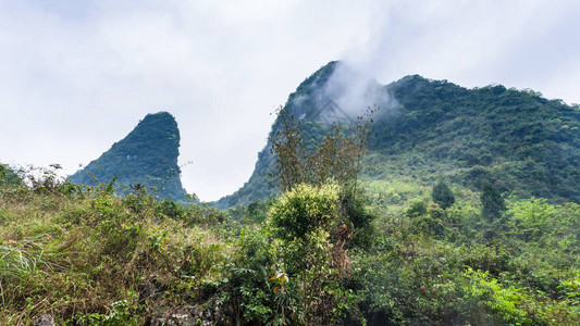 春季在永水县山峰上空云雾飘过旅游图片