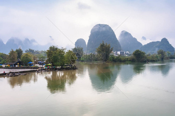 前往的旅游春季从Yulong和Jimbao河表面及长水图片