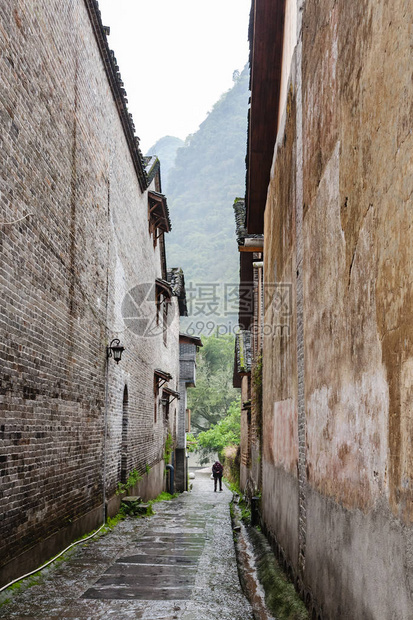 春雨之日在延秀县清平镇的狭小街道图片