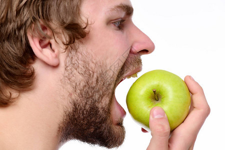 长胡子短胡子的家伙试图咬大绿苹果图片