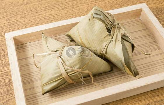 中华菜松子饭或龙船节的木质托盘图片