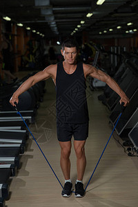 运动体育馆积极生活方式健身俱乐部运动服强健男子的体图片