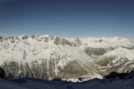 白雪皑的高山远景图片