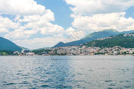 一艘海上游艇抵达黑山沿亚得里亚海的图片