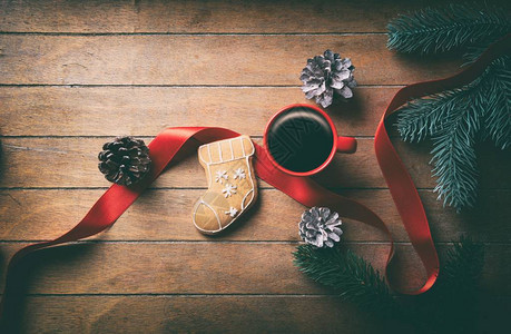 一杯咖啡和圣诞姜饼图片