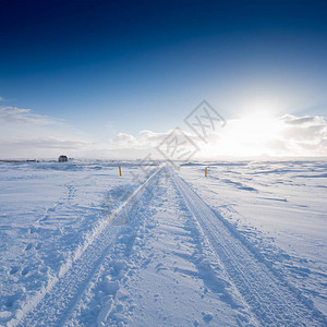 冰雪覆盖地表风雪中的车辆轮胎轨迹图片