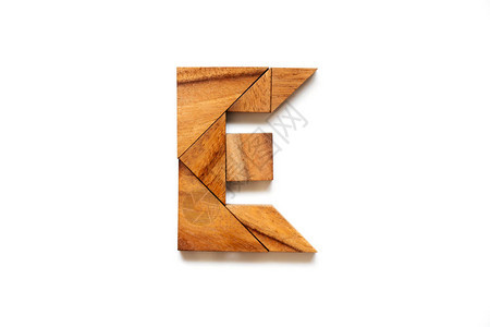 白背景上的Wooden语表拼图作为英文字母图片