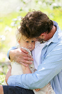 父亲抱着和安慰哭泣的宝贝女儿图片