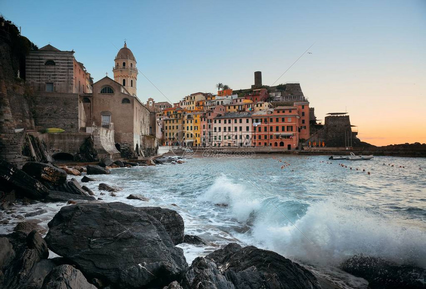 Vernazza在意大利辛克特尔CinqueTerre的海面岩石图片