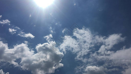 白云消失在蓝天上的烈日下延时运动云蓝天背景蓝天图片