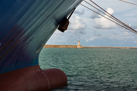 码头的船弓和绳子白图片