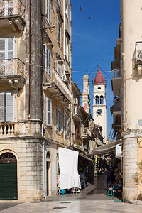 希腊科孚岛的狭小街道希腊两边有旧楼图片