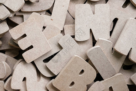 在木店出售的英文字母的木制字母用于学习和教育概念的木图片