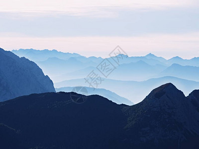 从平面上俯瞰高耸的山峰背景图片