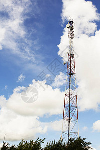 蜂窝通信塔蓝天白云的映衬下的电信塔蜂窝天线LTEGSM2G3G4G5G您的文图片