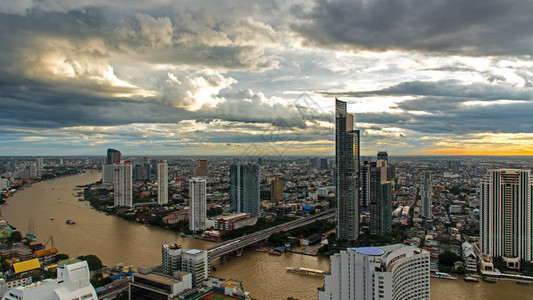 泰国曼谷日落天空河边曼谷商业区曼谷现代办公图片