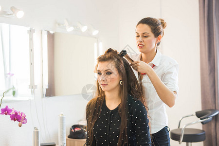 美容院内的工作日美发师做发型图片
