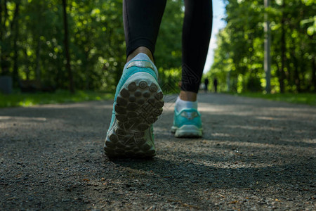 在公共园路上跑步的脚鞋紧贴起来女健身慢跑图片