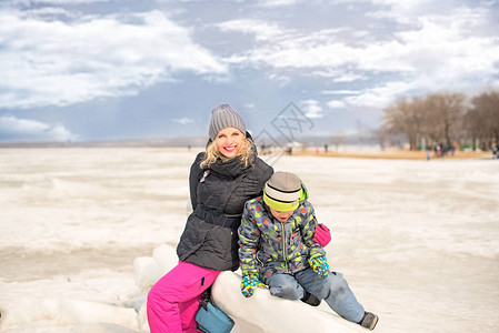女童和男童在冬季公园散步概图片