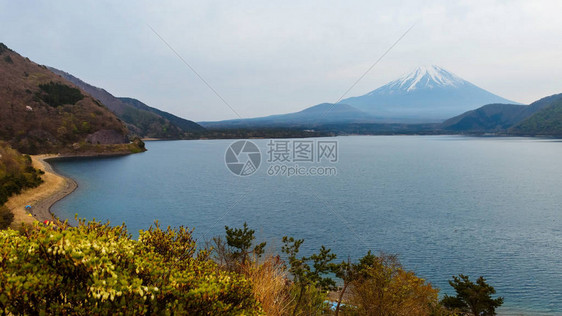 日本山梨县本栖湖和富士山图片