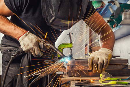 男人焊缝金属焊接机图片