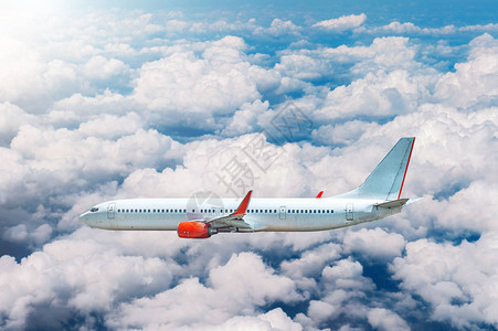 飞机在阳光下飞过云层图片