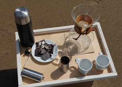 沙滩托盘上替代冲泡咖啡的配件图片