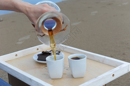 沙海滩托盘上替代酿制咖啡的食堂图片