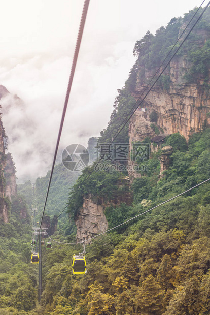 湖南省天门山Zhangjiajie公园内带绕风和弯图片