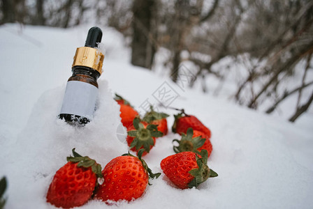 有选择焦点小瓶子和雪覆图片