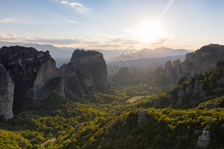 在迈泰奥拉山谷的全景图片