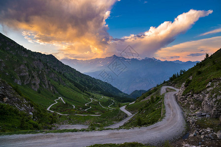 通往意大利高山口的土山路ColledelleFinestre日落时的广阔景色图片