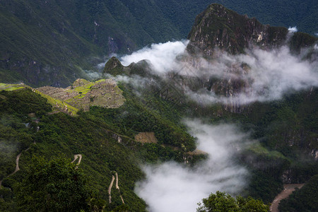 环绕着太阳门和乌鲁班巴河云层的马丘皮MachuPic图片