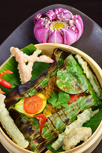 用香蕉叶和蔬菜天妇罗包裹的红鲷鱼片图片