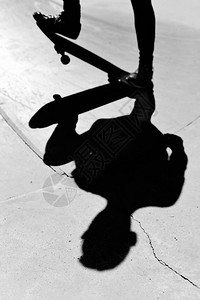 在户外滑冰公园里黑白溜冰滑板上玩滑板的年轻cauca图片
