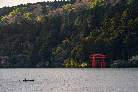 在日本Hakone圣殿托里城门附近的Ashi湖上挂渔船图片