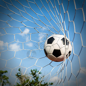 足球在网中与天空场的足球形象图片