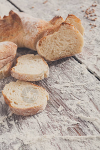 切片白面包生锈木的面包背景垂直缝图片