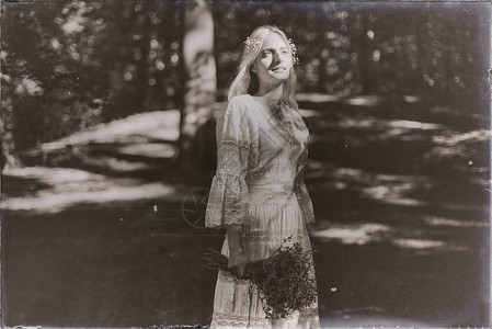 金发新娘的旧黑白照片鲜束图片