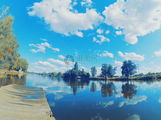陆景水河湖系地表反射镜形天空宽角动图片