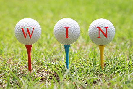 Win在白色高尔夫球上的红字用来设计你的作图片