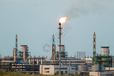 巨大的天然气和石油加工厂用燃烧的火把管道和复杂的精馏图片